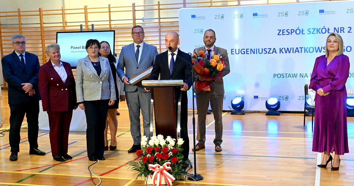 Zespół Szkół nr 2 w Nowej Dębie świętuje jubileusz 65-lecia. Na uroczystość przybyło wielu gości [ZDJĘCIA]