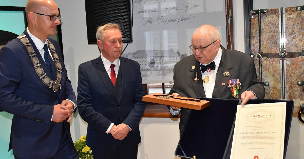 Złoty jubileusz pracy twórczej Andrzeja Sarwy. Pisarz uhonorowany sandomierskim wyróżnieniem Bene Meritus [ZDJĘCIA]