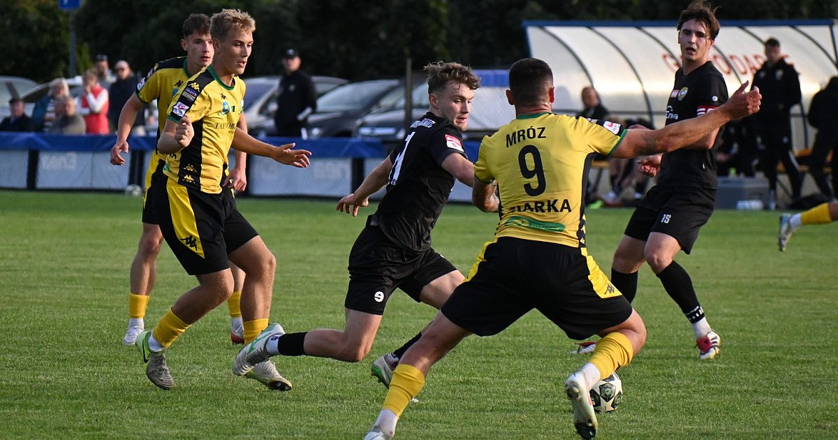 Siarka Tarnobrzeg wysoko wygrała w Połańcu. Hattrick Pawła Mroza! [ZDJĘCIA] [TABELA]