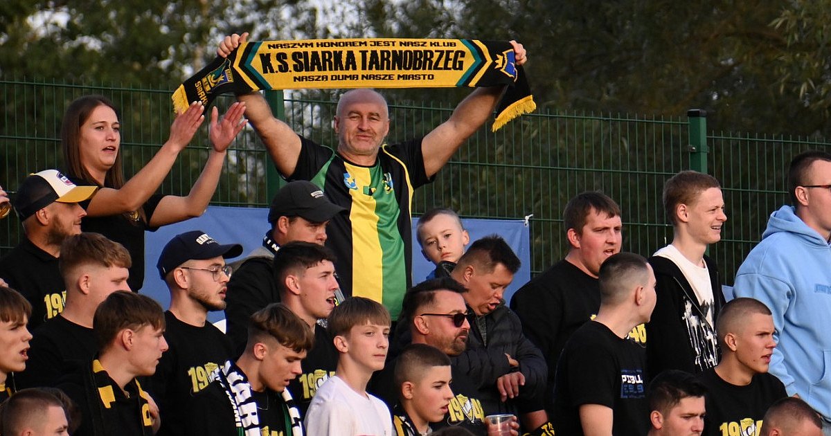 Fotorelacja z trybun. Kibice Czarnych Połaniec i Siarki Tarnobrzeg wspólnie dopingowali obydwa zespoły [ZDJĘCIA]