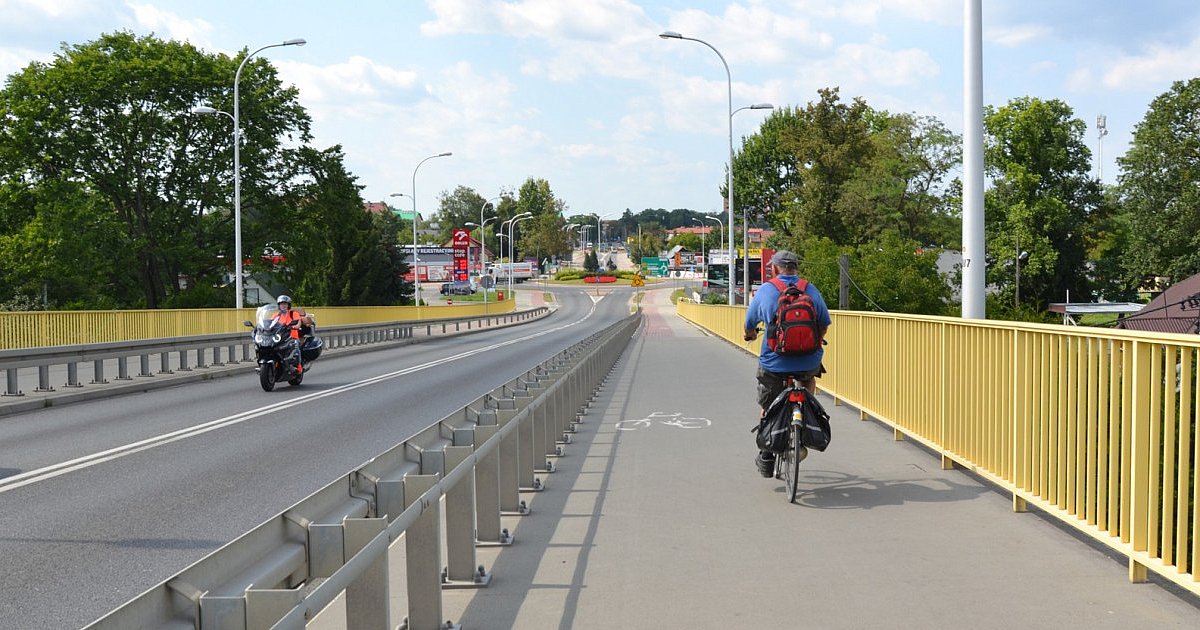 Utrudnienia na wiadukcie w Tarnobrzegu. Prace remontowe na ścieżce rowerowej i chodniku