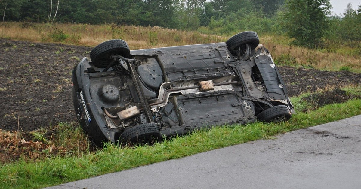 Groźne dachowanie w Ślęzakach, 14-latka w szpitalu [ZDJĘCIA]