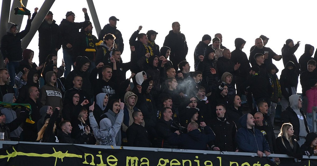 Minuta ciszy, a później żywiołowy doping na meczu Siarki Tarnobrzeg z Naprzodem Jędrzejów [ZDJĘCIA]