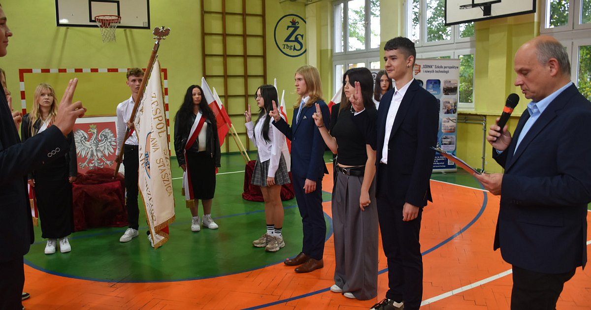 Święto Edukacji w tarnobrzeskim "Górniku". Były nagrody i ślubowanie [ZDJĘCIA]