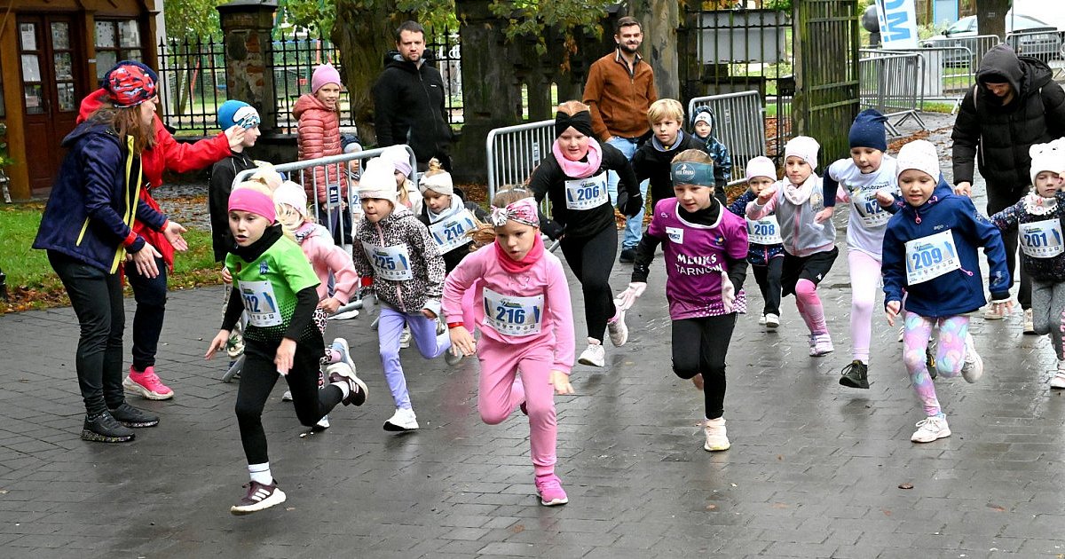 200 młodych ludzi na trasie dziecięcej i młodzieżowej części 47. Nadwiślańskiego Biegu Freyera w Tarnobrzegu [ZDJĘCIA][WIDEO]