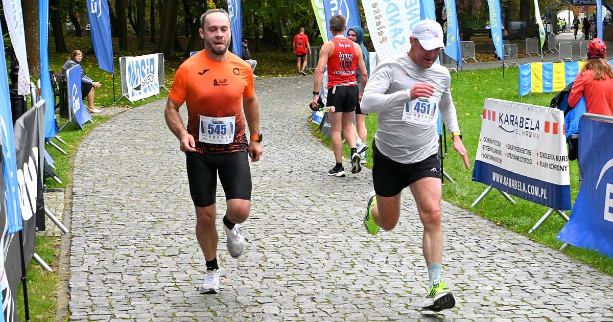 Biegacze ze Stalowej Woli najszybsi w Biegu Freyera w Tarnobrzegu. Na 15-kilometrowej trasie rywalizowało 100 osób [ZDJĘCIA]