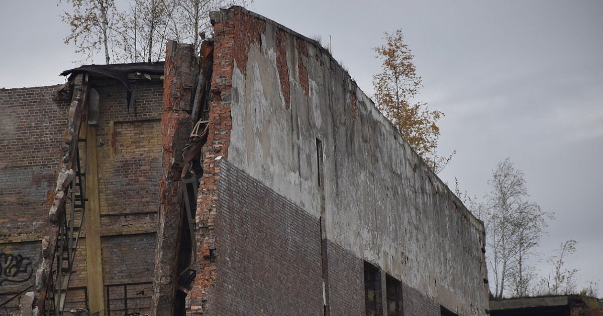 Dawna hala "Siarkopolu" znika z mapy Tarnobrzega. Właściciel rozpoczął rozbiórkę [ZDJĘCIA]