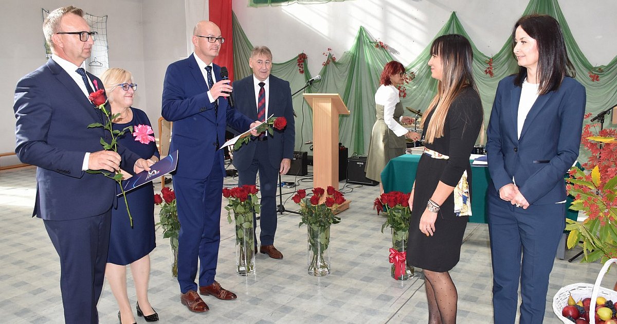 Sandomierscy nauczyciele otrzymali nagrody, życzenia i awanse zawodowe [ZDJĘCIA]