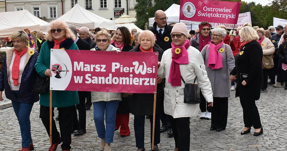 Amazonki przypomniały, że trzeba się badać. Różowy marsz przeszedł przez Sandomierz [ZDJĘCIA]