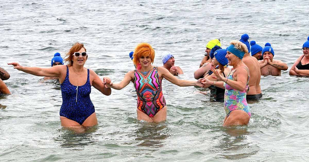 Kilkadziesiąt morsów wykąpało się w Jeziorze Tarnobrzeskim inaugurując sezon morsowy 2025/2026 [ZDJĘCIA]