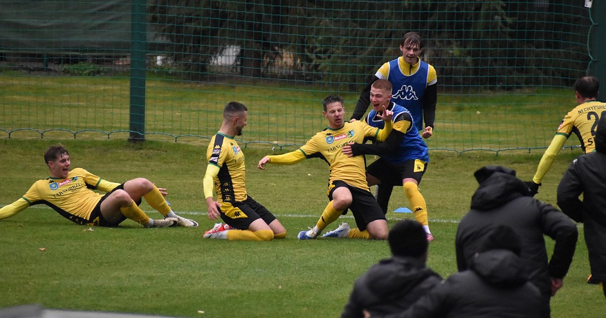 Siarka w dziesiątkę postawiła się faworyzowanej Avii. Cztery gole w Tarnobrzegu i fatalny błąd bramkarza [ZDJĘCIA][TABELA]