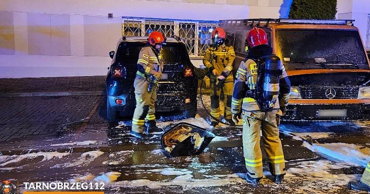 W pobliżu kościoła na tarnobrzeskim Serbinowie zapalił się bus [ZDJĘCIA]