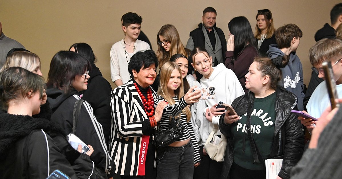 "Imperatorka" Joanna Senyszyn spotkała się w Tarnobrzegu z sympatykami. Była dyskusja i selfie [ZDJĘCIA]