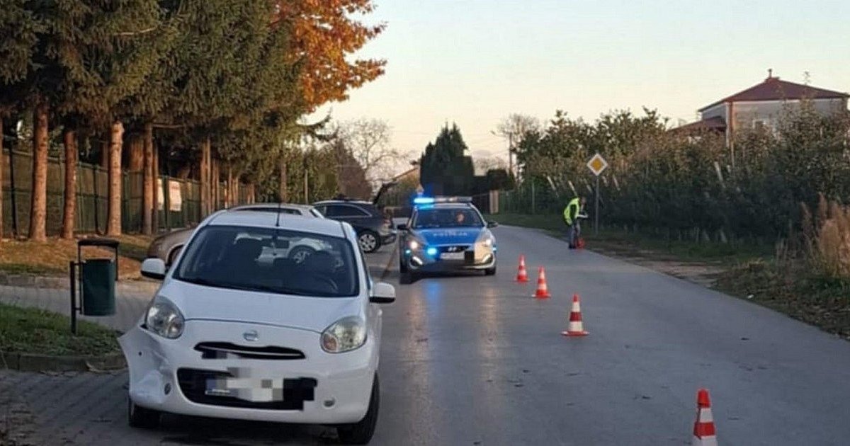 Zderzenie dwóch osobówek w pow. sandomierskim. 55-latka trafiła do szpitala