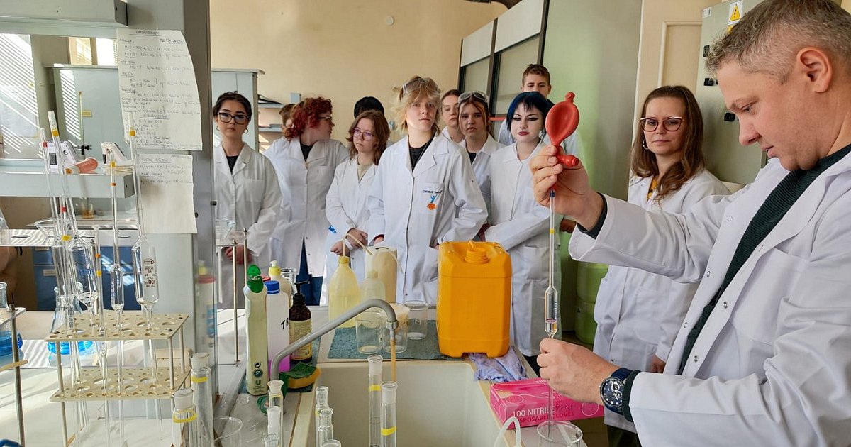 Uczniowie tarnobrzeskiego "Rolnika" poznali tajniki pracy laboratorium Grupy Siarkopol Tarnobrzeg - Zakładów Chemicznych