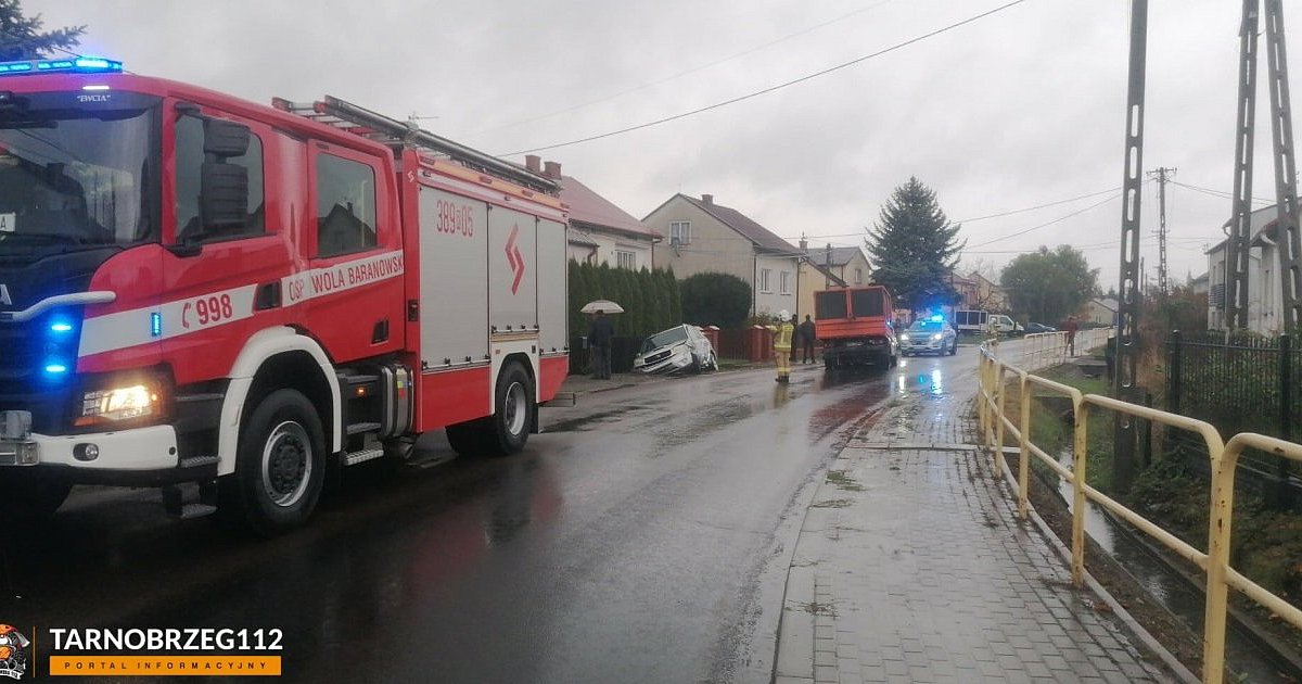 Zderzenie busa z osobówką w Woli Baranowskiej [ZDJĘCIA]