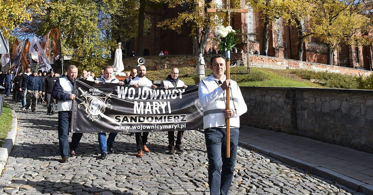 Wojownicy Maryi na ulicach Sandomierza - modlitwa za kapłanów, rodziny i ojczyznę [ZDJĘCIA]