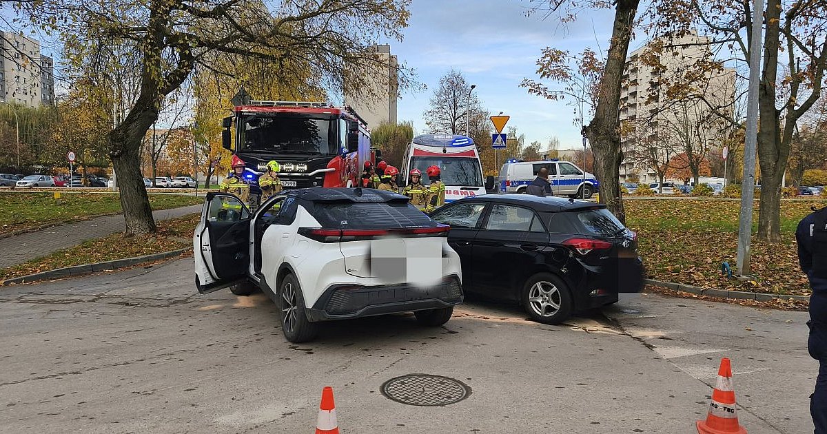 Zderzenie aut w na osiedlu Serbinów w Tarnobrzegu [ZDJĘCIA]