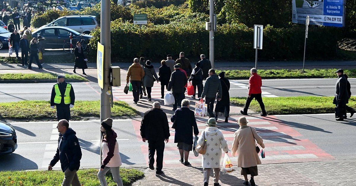 Duże natężenie ruchu drogowego przy tarnobrzeskich cmentarzach. Policja pilnuje newralgicznych miejsc [ZDJĘCIA]
