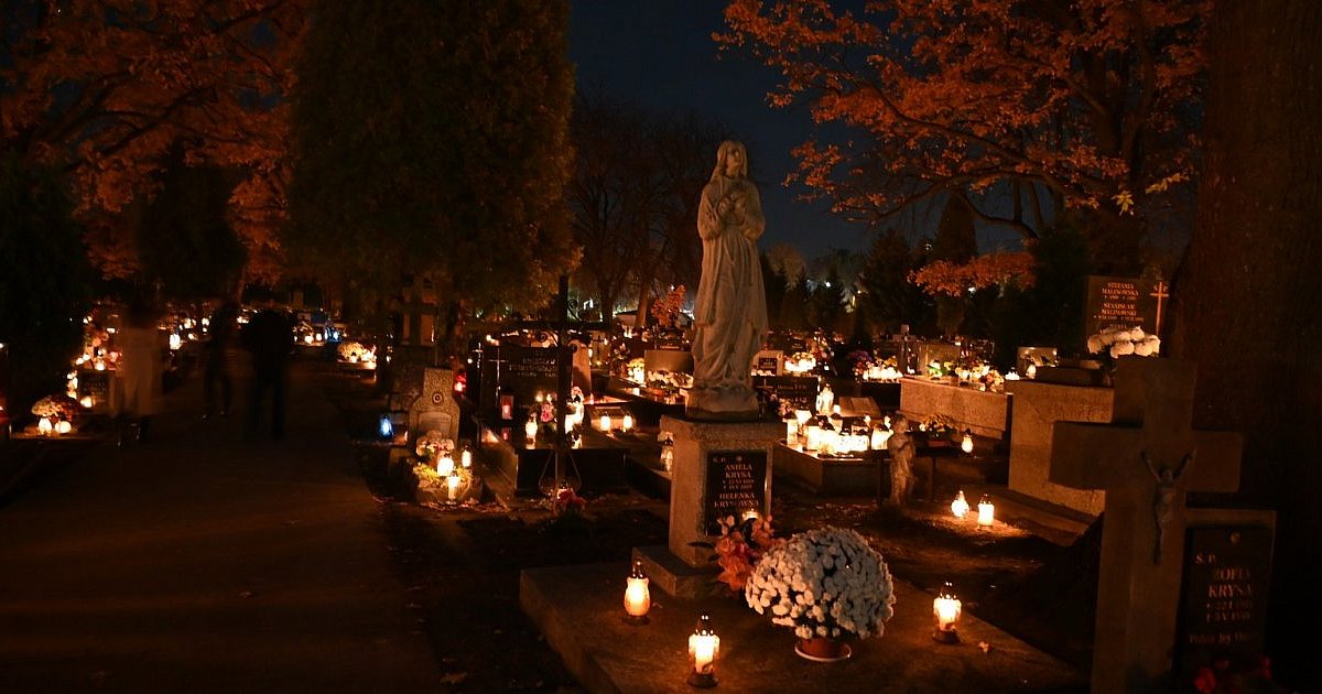 Tarnobrzeskie cmentarze w noc Wszystkich Świętych. Zobaczcie niezwykłe ZDJĘCIA