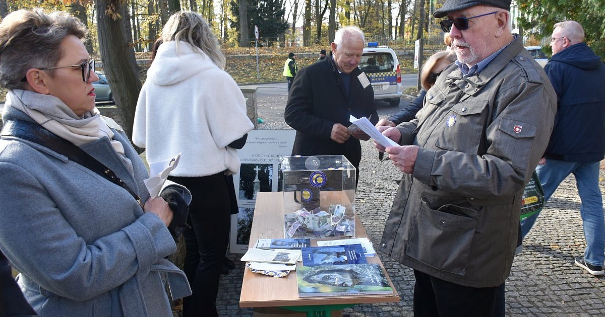 Od młodzieży po samorządowców - wspólnie dla zabytkowych nagrobków. Trwa kwesta na sandomierskich nekropoliach [ZDJĘCIA]