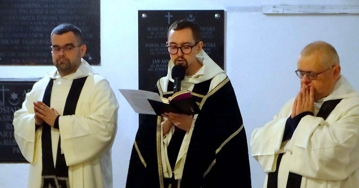 W Tarnobrzegu dominikanie podtrzymali wielowiekową tradycję i zeszli do Krypty Tarnowskich, by modlić się w ich intencji [ZDJĘCIA]