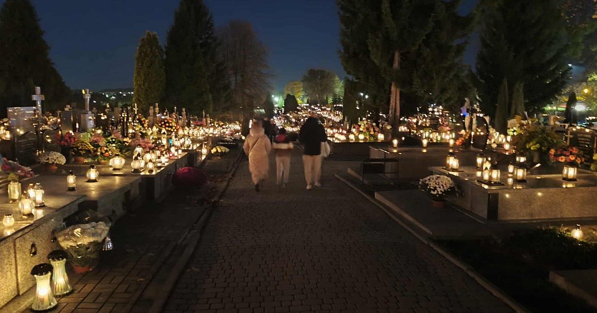 Sandomierski cmentarz w blasku zniczy [ZDJĘCIA]