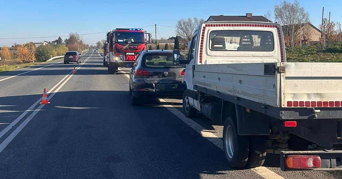 Zderzenie dwóch samochodów na DK77 gminie Obrazów. Jedna osoba w szpitalu