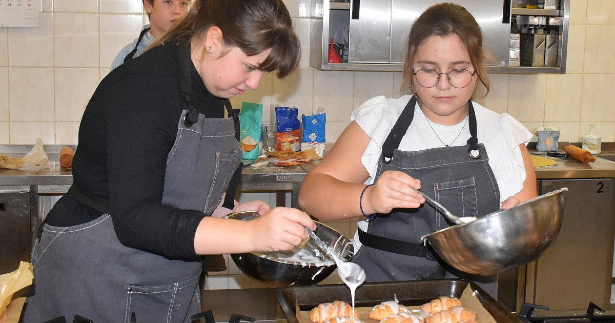 "Łowcy smaków" w Sandomierzu - młodzież wypiekała rogale świętomarcińskie i lepiła pierogi