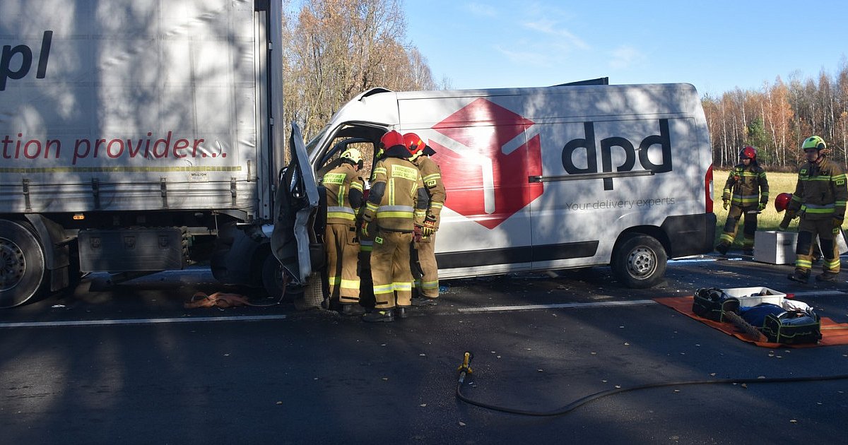 Wypadek w Stalach niedaleko Tarnobrzega. Jedną osobę uwięzioną w rozbitym busie musieli uwalniać strażacy [ZDJĘCIA]