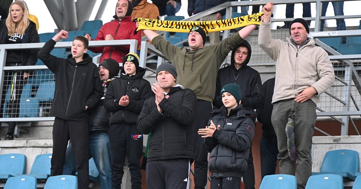 Chłód nie przestraszył kibiców Siarki. Zobaczcie zdjęcia z trybun podczas meczu ze Spartą Kazimierza Wielka [FOTO]