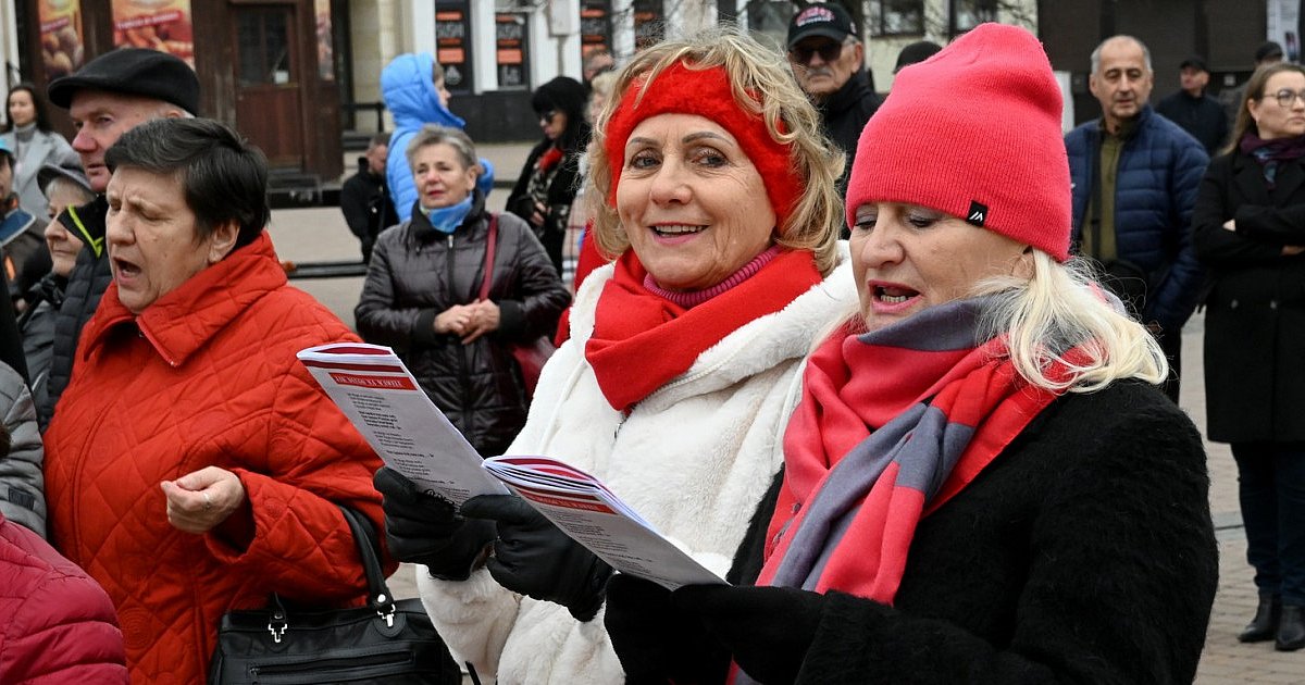 Patriotyczne śpiewanie i Auto-Flaga - tak Tarnobrzeg świętuje 11 listopada [ZDJĘCIA]