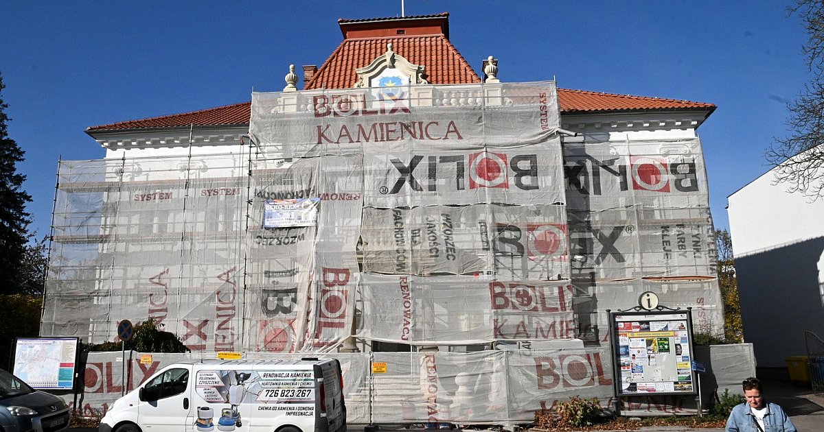 Urząd Miasta w Tarnobrzegu będzie jak nowy. Trwa remont elewacji wybudowanego w 1909 roku budynku [ZDJĘCIA]