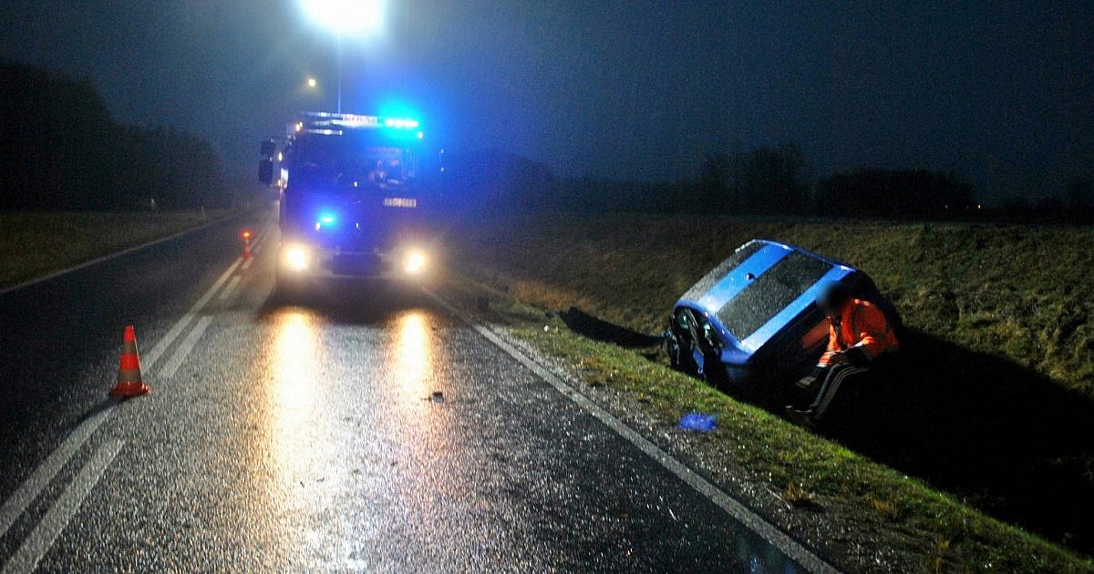 Groźny poranek na obwodnicy Tarnobrzega. Auto wpadło do rowu [ZDJĘCIA]