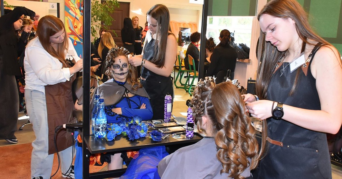 Meksykańskie Święto Zmarłych zainspirowało młodych fryzjerów. Konkurs w sandomierskiej "Budowlance" [ZDJĘCIA]