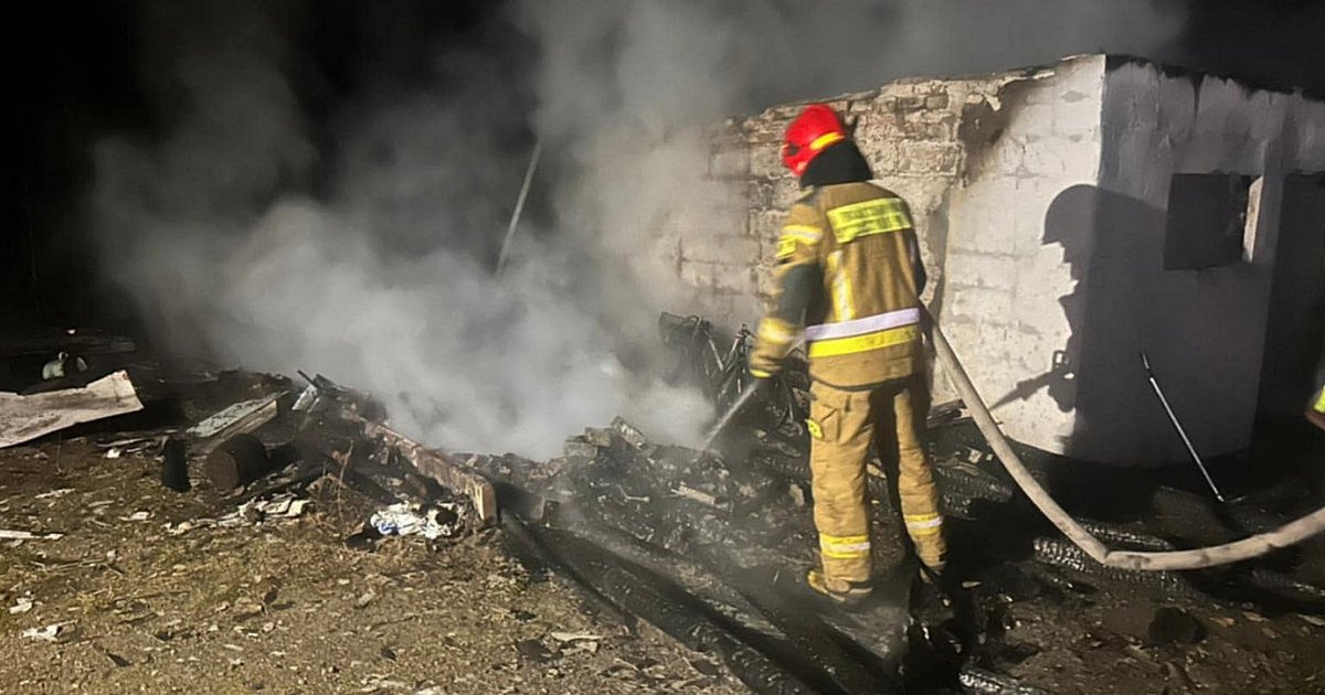 Nocny pożar w Koprzywnicy. Z ogniem walczyły dwa zastępy straży