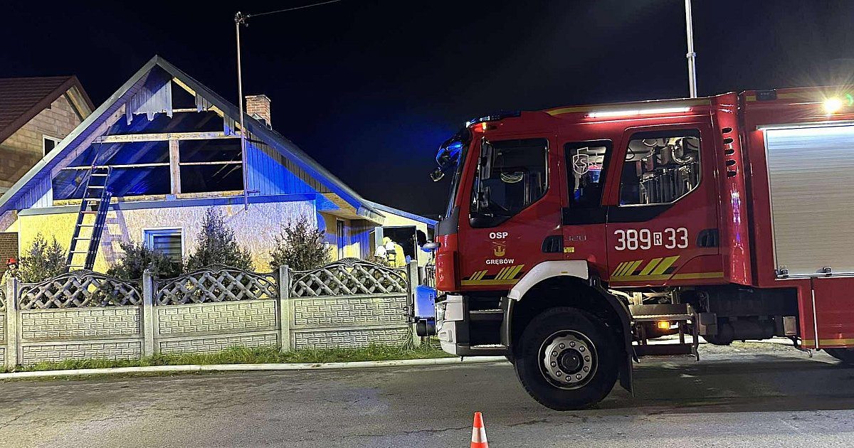 Pożar domu w Grębowie. Siedem zastępów straży pożarnej walczyło z ogniem [ZDJĘCIA]