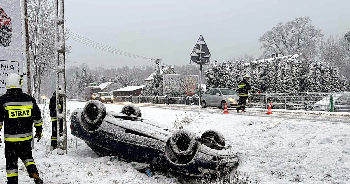 Dachowanie w Jamnicy. Kierowca próbował ominąć dzikie zwierzę i stracił panowanie nad autem [ZDJĘCIA]