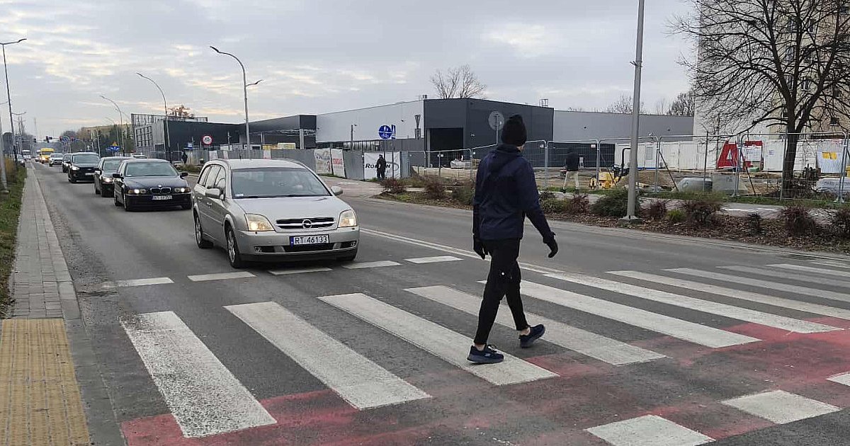 Tarnobrzeg. Utrudnienia na ulicy Sikorskiego. Rusza budowa przejścia dla...