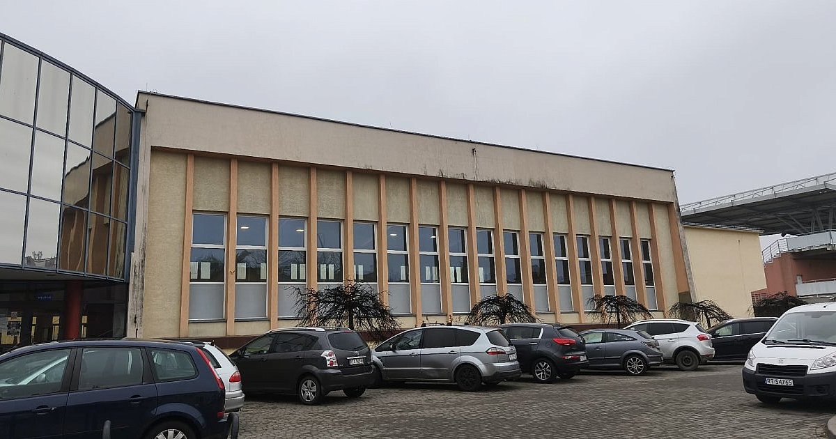 Problemy z dachem małej hali MOSiR w Tarnobrzegu. Radny alarmuje, prezydent uspokaja, ale zapowiada kosztowny remont