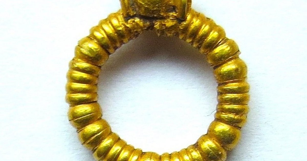 Złota zawieszka sprzed około 1500 lat trafiła do sandomierskiej instytucji. Znaleziono ją w okolicach Wojciechowic