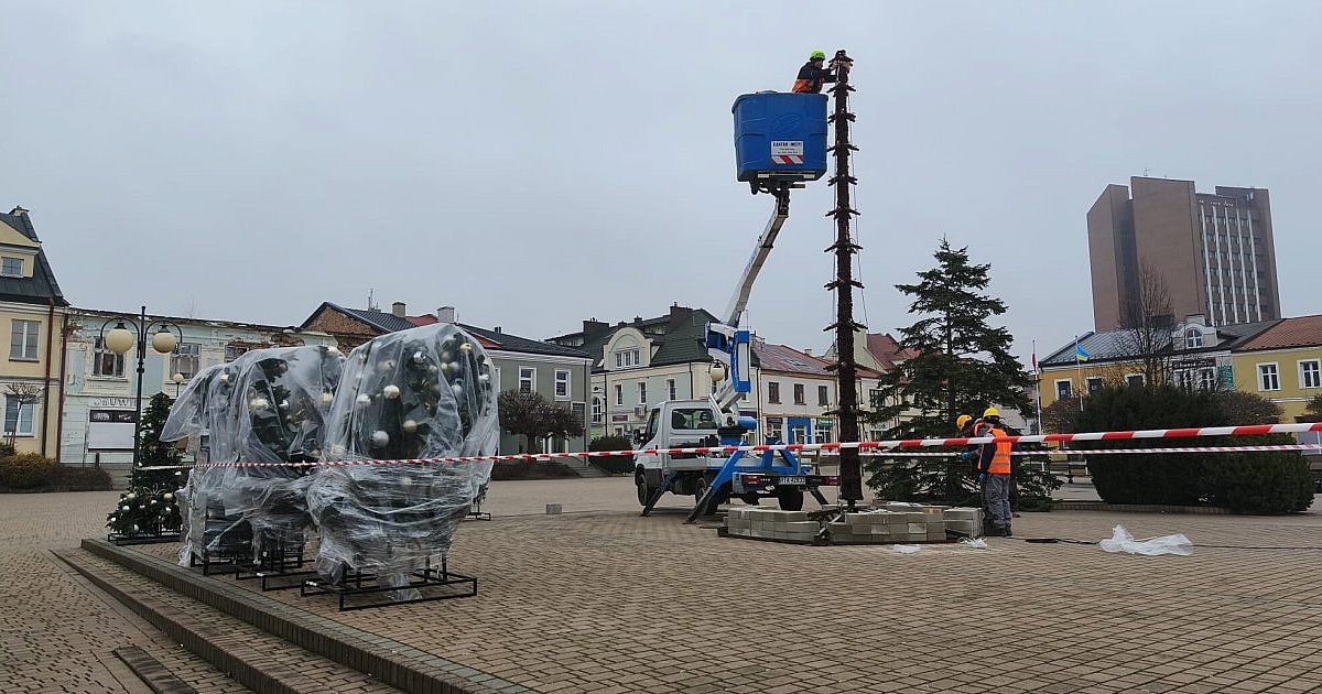 Choinka wraca na Pl. Bartosza Głowackiego w Tarnobrzegu. Trwają przygotowania do miejskich Mikołajek [ZDJĘCIA]
