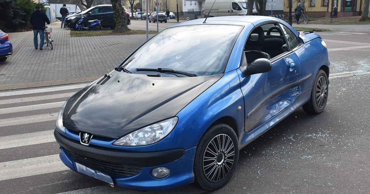 Zderzenie aut obok komendy policji w Tarnobrzegu [ZDJĘCIA]