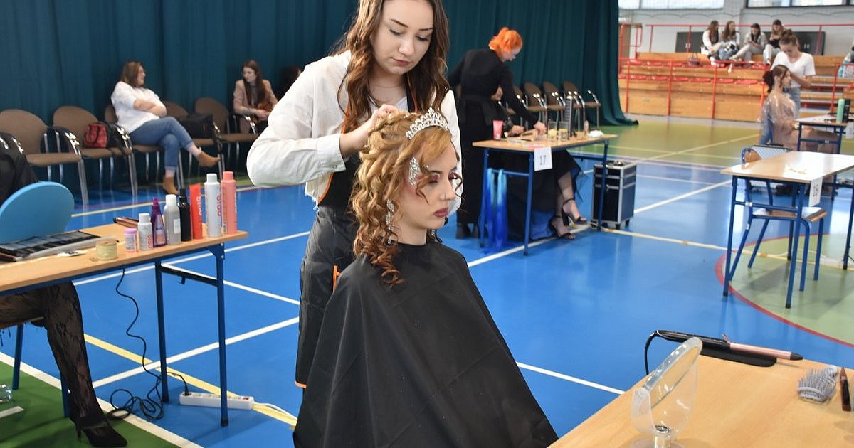 Magia warkoczy i loków w tarnobrzeskiej "Prymasówce" - konkurs fryzjerski w ZS nr 1 [ZDJĘCIA]