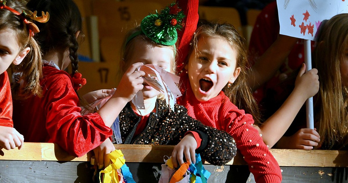 W hali MOSiR w Tarnobrzegu dzieci bawią się na "Wyścigu do Świętego Mikołaja" [ZDJĘCIA]