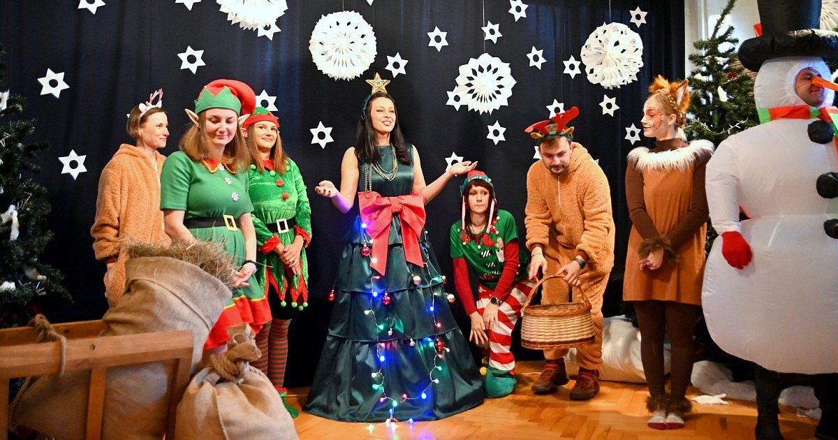 Przedszkolaki z Przedszkola nr 6 w Tarnobrzegu  i ich rodzice ratują Mikołajki [ZDJĘCIA]