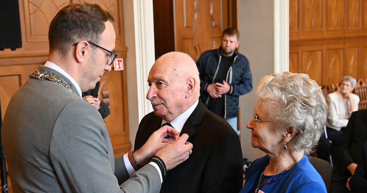 "Złote Gody" w Tarnobrzegu. Medale odebrało podczxas uroczystości w Zamku Tarnowskich 27 par [ZDJĘCIA]