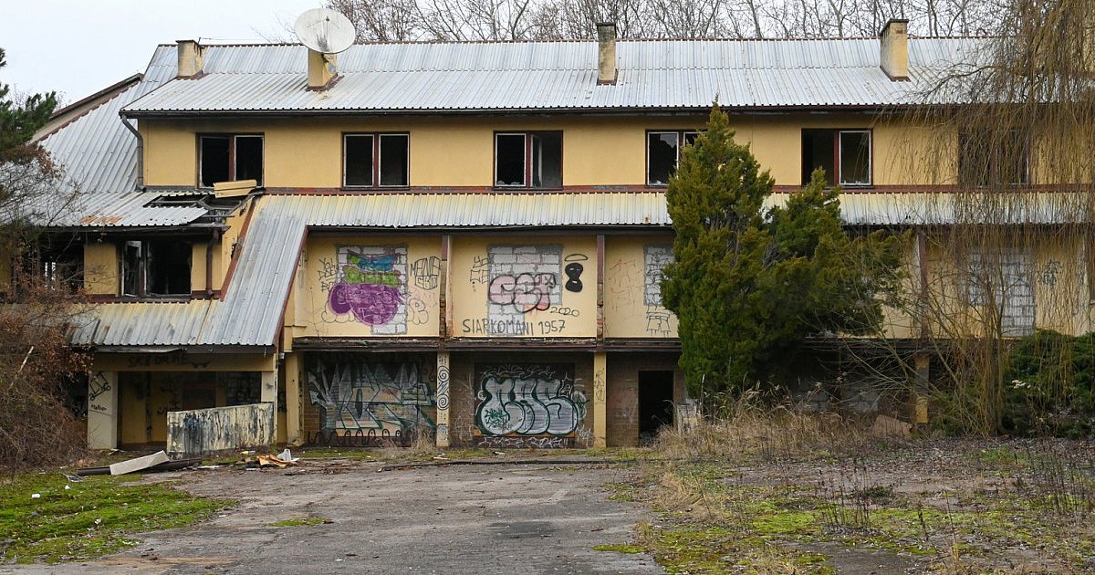 Hotel Nadwiślański w Tarnobrzegu to ruina. Zobaczcie jak bardzo jest zdewastowany [ZDJĘCIA]