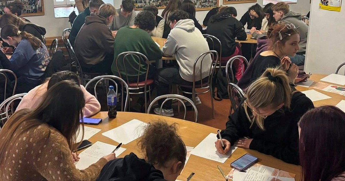 Upominali się o tych, których prawa są łamane. Maraton Pisania Listów w Collegium Gostomianum w Sandomierzu [ZDJĘCIA]