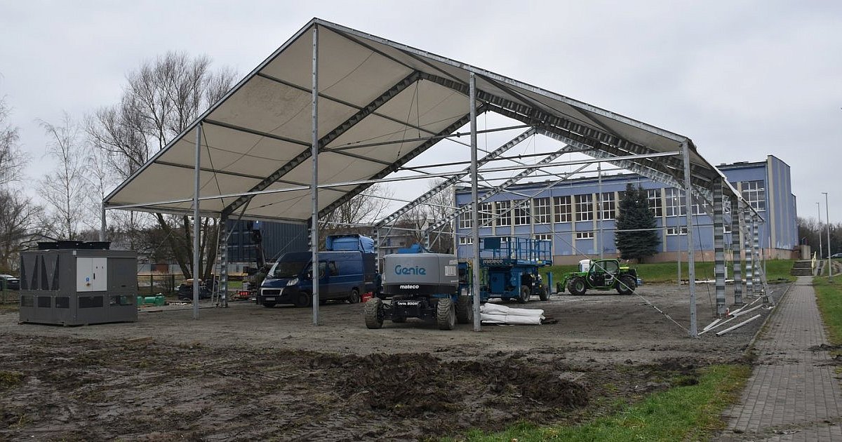 Trwa budowa lodowiska w nowej lokalizacji w Tarnobrzegu [ZDJĘCIA]